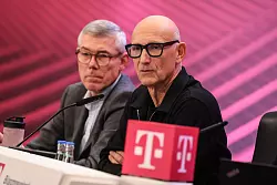 Telekom-Finanzvorstand Christian Illek (links) sitzt neben dem Vorstandsvorsitzenden Tim H&ouml;ttges und spricht zu Journalisten. - &copy; Oliver Berg/dpa