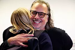 Freude &uuml;ber Erfolg vor Gericht: Unternehmer darf Namen &laquo;Lik&ouml;r ohne Ei&raquo; verwenden. - &copy; Frank Molter/dpa