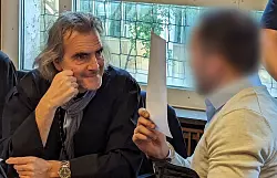 In Stuttgart standen 2024 insgesamt drei Br&uuml;der wegen Hunderter gef&auml;lschter Sprach- und Einb&uuml;rgerungstests vor Gericht. Der erste Prozess betraf zwei Br&uuml;der. Der dritte Bruder hatte sich zun&auml;chst ins Ausland abgesetzt und wurde vom Landgericht Stuttgart sp&auml;ter verurteilt. (Archivfoto) - &copy; Martin Oversohl/dpa