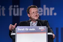 Robert Sesselmann (AfD), neuer Landrat des Kreises Sonneberg in Thüringen. - © Carsten Koall/dpa