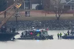 In Washington laufen die Bergungsarbeiten nach dem Flugzeugabsturz. - © Alex Brandon/AP/dpa