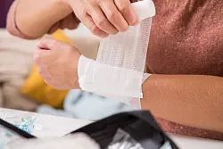 Reinigen, desinfizieren, mit Pflaster oder Verband sch&uuml;tzen: So senkt man das Risiko, dass sich die Bisswunde entz&uuml;ndet. - &copy; Christin Klose/dpa-tmn