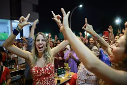 Nach der Verurteilung Bolsonaros zu einer langen Haftstrafe feiern seine Gegner. - &copy; Luis Nova/AP/dpa