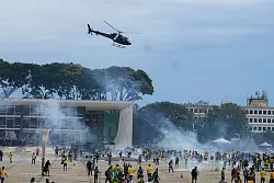 Anh&auml;nger Bolsonaros st&uuml;rmen den Kongress, das Oberste Gericht und den Pr&auml;sidentenpalast in Bras&iacute;lia. (Archivbild) - &copy; Eraldo Peres/AP/dpa