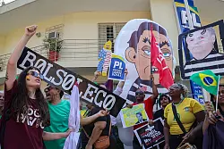 Menschen protestieren gegen Bolsonaro. (Archivbild) - &copy; Allison Sales/dpa