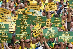 Anh&auml;nger Bolsonaros protestieren gegen den Prozess. (Archivbild) - &copy; Andre Penner/AP/dpa