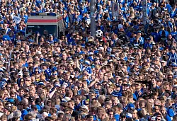 Dicht gedr&auml;ngt hatten viele Fans stundenlang warten m&uuml;ssen, so der Vorwurf. - &copy; S&ouml;ren Stache/dpa
