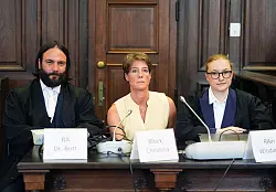 Neben ihren Anw&auml;lten wird k&uuml;nftig auch der ehemalige Regierungssprecher B&eacute;la Anda f&uuml;r die angeklagte Unternehmerin Christina Block (Mitte) t&auml;tig werden. (Archivbild) - &copy; Marcus Brandt/dpa Pool/dpa