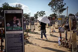 Noch immer befinden sich Geiseln in der Gewalt der Islamisten in Gaza. (Archivbild) - © Ohad Zwigenberg/AP/dpa