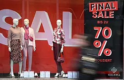 Die Kunden achten zurzeit stark auf Preise und Sonderangebote. - © Bernd Weißbrod/dpa