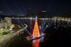 Der schwimmende Weihnachtsbaum am Strand von Botafogo in Rio de Janeiro: Die rund 80 Meter hohe, spektakulär beleuchtete Installation auf dem Wasser gilt als Comeback des berühmten «Flutuante». (Archivbild) - © Bruna Prado/AP/dpa