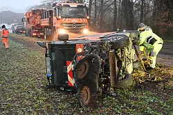 Kehrmaschine rutscht in Dorsten auf spiegelglatter Fahrbahn aus der Kurve - © -/Bludau Foto/dpa
