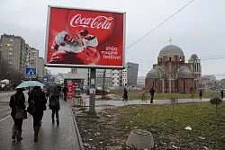 Der Weihnachtsmann von Coca-Cola hat sein Bild weltweit geprägt. Das Foto zeigt eine Werbung in Pristina, Hauptstadt des Kosovo. (Archivbild) - © picture alliance / ZB