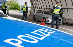 Laut Gewerkschaft der Polizei sind die verstärkten Kontrollen nicht lange zu schaffen. (Archivbild) - © Peter Kneffel/dpa