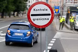 Polnische Grenzsch&uuml;tzer stehen auf der polnischen Seite hinter der Stadtbr&uuml;cke von G&ouml;rlitz. Polen will die Grenzkontrollen verl&auml;ngern. (Archivbild) - &copy; Sebastian Kahnert/dpa