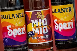 Im direkten Vergleich: &Auml;hneln sich diese Flaschen zu sehr? (Symbolbild) - &copy; Peter Kneffel/dpa