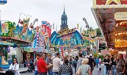 Menschen wollen gemeinsam etwas erleben - wie hier auf dem Hamburger Sommerdom. (Symbolbild) - &copy; Markus Scholz/dpa