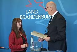 Sie hat ihren R&uuml;cktritt erkl&auml;rt: Brandenburgs Innenminiserin Katrin Lange (SPD) bekommt aus den H&auml;nden von Ministerpr&auml;sident Dietmar Woidke die Entlassungsurkunde. - &copy; Michael Bahlo/dpa