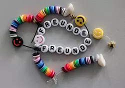 Ob im Kindesalter oder als Greis: Ohne Freunde kann man Experten zufolge nicht gl&uuml;cklich sein. (Symbolbild) - &copy; Oliver Berg/dpa