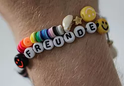 Freundschaften im realen Leben sind auch in Zeiten vieler Social-Media-Kontakte unverzichtbar. (Symbolbild) - &copy; Oliver Berg/dpa