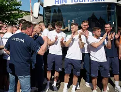 Bochums Trainer Dieter Hecking steht mit der Mannschaft vor dem Auswärtsspiel in Heidenheim vor dem Teambus, nachdem sie zuvor durch ein Spalier von Fans gefahren waren. - © Bernd Thissen/dpa