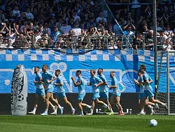 Das Training wurde wegen der großen Unterstützung ins Stadion verlegt. - © Bernd Thissen/dpa