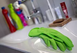 Produkte rund ums Waschen, Putzen und Reinigen steuerten im ersten Halbjahr 2,8 Milliarden Euro zum Inlandsumsatz bei. (Symbolbild) - © Monika Skolimowska/dpa-Zentralbild GmbH/dpa