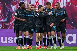 Florian Wirtz (M) freut sich mit Torschütze Patrik Schick über die Führung. - © Jan Woitas/dpa