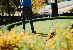 Manchmal ist es wie verflixt und der Ball kommt wieder aus dem Loch heraus. (Symbolbild) - &copy; Annette Riedl/dpa