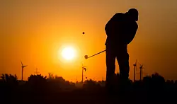 Golfen bei Sonnenaufgang. (Symbolbild) - &copy; Julian Stratenschulte/dpa