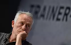 Christian Streich gehört zu den Unterstützern einer Bewegungsinitiative des DFB. (Archivbild) - © Hendrik Schmidt/dpa