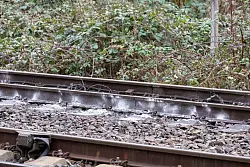 Eine G&uuml;terzuglok ist in Essen entgleist. Die Ermittler gehen von einer Straftat aus. - &copy; Justin Brosch/dpa
