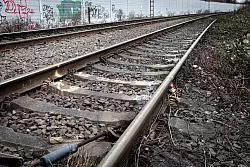 An Bahngleisen zwischen Essen und Oberhausen sind Sch&auml;den zu erkennen. Nach dem Entgleisen einer G&uuml;terzuglok in Essen durch ein befestigtes Metallteil gibt es nach Angaben der Ermittlungsbeh&ouml;rden bisher weder einen Tatverd&auml;chtigen noch ein Bekennerschreiben. - &copy; Justin Brosch/dpa