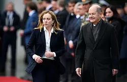 Olaf Scholz (r, SPD) mit Giorgia Meloni in Berlin: Die Rechtspolitikerin hat sich in einem Brief an den Bundeskanzler gewandt. - &copy; Bernd von Jutrczenka/dpa