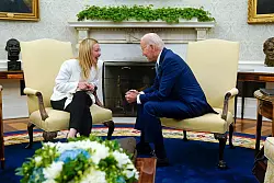 Us-Pr&auml;sident Joe Biden und Giorgia Meloni: In der Au&szlig;enpolitik verfolgt Meloni einen sehr pragmatischen Kurs. - &copy; Evan Vucci/AP