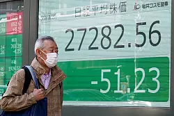 Eine Börsentafel in Tokio zeigt den japanischen Nikkei 225 Index an. Die asiatischen Aktienmärkte haben überwiegend nachgegeben. - © Eugene Hoshiko/AP