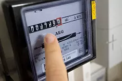 Stromkunden k&ouml;nnen mit Entlastung bei Netzentgelten rechnen (Archivbild). - &copy; Philip Dulian/dpa