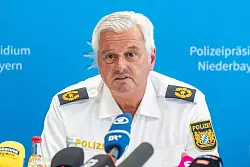Der Vizepräsident des Polizeipräsidiums Niederbayern, Werner Sika, informierte über den Polizeieinsatz. - © Armin Weigel/dpa