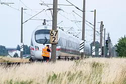 Mehrere Fahrgäste wurden bei dem Angriff verletzt. - © Armin Weigel/dpa