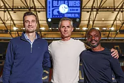 Van Wonderen (m.) beeindruckte seine Bosse Matthias Tillmann (l.) und Ben Manga (r.) unter anderem mit seiner akribischen Vorbereitung. - &copy; Tim Rehbein/dpa