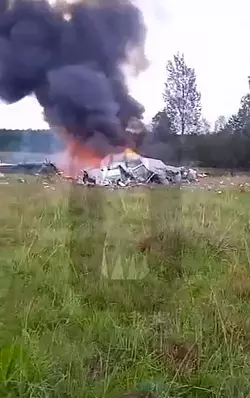 Dieses Bild aus einem Video, das von Ostorozhno Novosti ver&ouml;ffentlicht wurde, soll die Absturzstelle eines Privatjets in der N&auml;he des Dorfes Kuschenkino in Region Twer zeigen. - &copy; Uncredited/Ostorozhno Novosti/AP/dpa