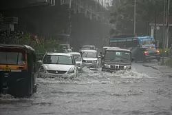 Monsunregen &uuml;berschwemmt Stra&szlig;en in Indien. - &copy; Channi Anand/AP/dpa