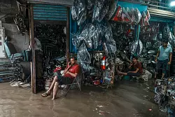 Der Monsunregen l&ouml;st &Uuml;berschwemmungen aus in Indien. - &copy; Rafiq Maqbool/AP/dpa