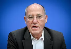 Der langj&auml;hrige Bundestagsabgeordnete Gregor Gysi hatte die "Mission Silberlocke" aungek&uuml;ndigt. - &copy; Bernd von Jutrczenka/dpa