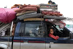 Palästinenser kehren in den Norden des Gazastreifens zurück. - © Jehad Alshrafi/AP/dpa