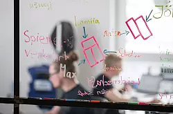 2024 haben sich mehr Menschen selbstst&auml;ndig gemacht - allerdings vor allem im Nebenerwerb. (Archivbild) - &copy; Friso Gentsch/dpa