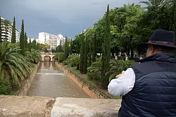 Es gab viele Überschwemmungen und zahlreiche Flugausfälle. - © Clara Margais/dpa