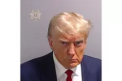 Der fr&uuml;here US-Pr&auml;sident Donald Trump hat sich im Bezirksgef&auml;ngnis in Atlanta den Beh&ouml;rden gestellt. Dabei wurde auch dieses Polizeifoto geschossen. - &copy; Uncredited/Fulton County Sheriff\\\'s Office/AP/dpa