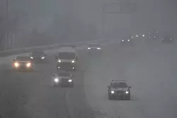 Auf den Straßen gab es viele Beeinträchtigungen. - © Joshua A. Bickel/AP/dpa