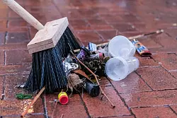 Nach dem Feiern geh&ouml;rt das Aufr&auml;umen dazu: Reste und abgebrannte Feuerwerksk&ouml;rper sollten zeitnah im Restm&uuml;ll entsorgt werden. - &copy; Clemens Heidrich/dpa/dpa-tmn